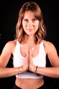 photo Caroline EYROLET prof de yoga